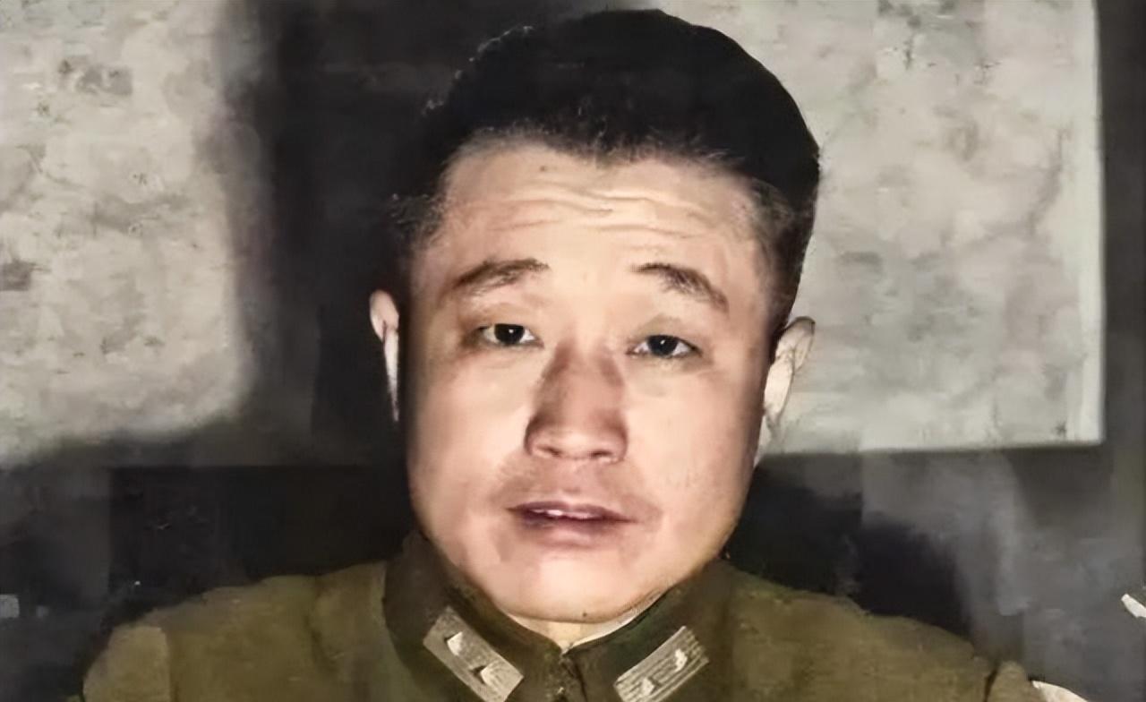 上世纪50年代，功德林管理所内，杜聿明的一个老部下急匆匆地前来报告：“杜长官，了