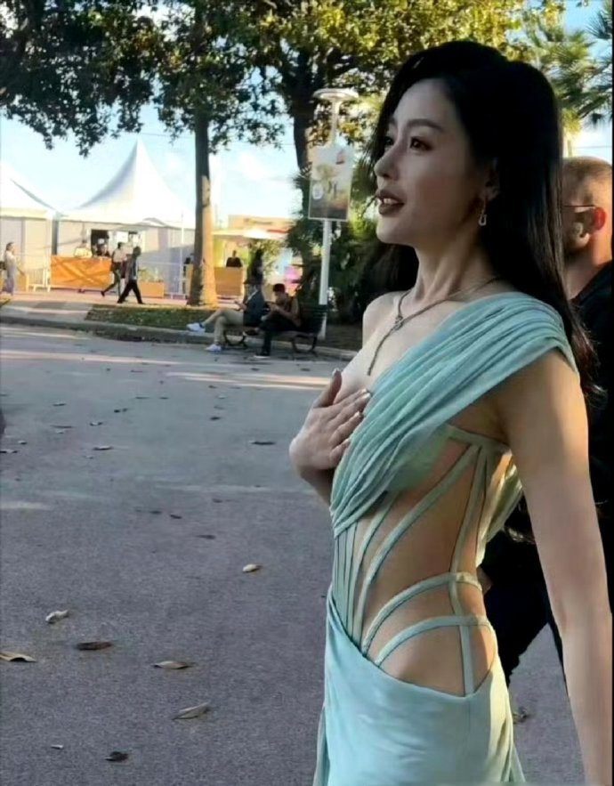 张天爱身材但凡有一丝赘肉，都穿不了这件衣服 ​​​