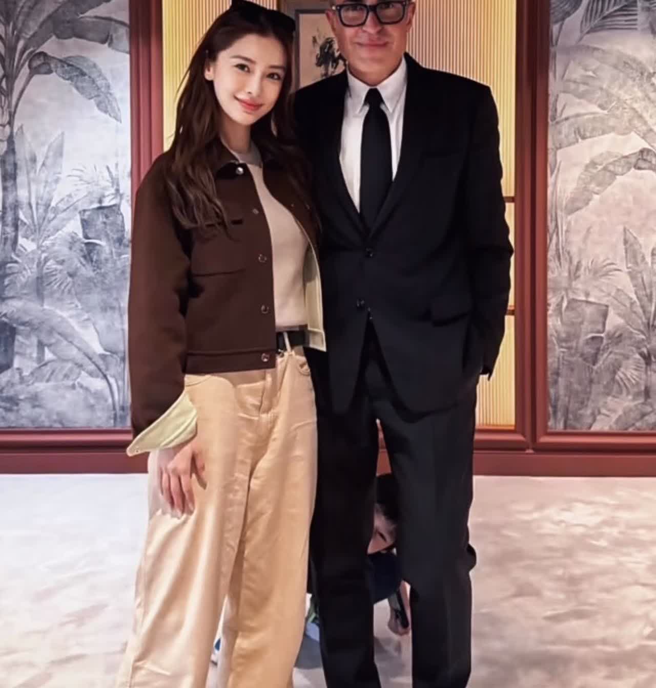 Angelababy和爱马仕总监合照，小海绵在旁捣鬼。爱马仕总监在个人社交平台晒