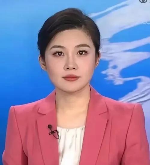 在央视新生代女主持人里，
不知你是否也有同感：她们不仅带来了青春活力与新鲜感，有
