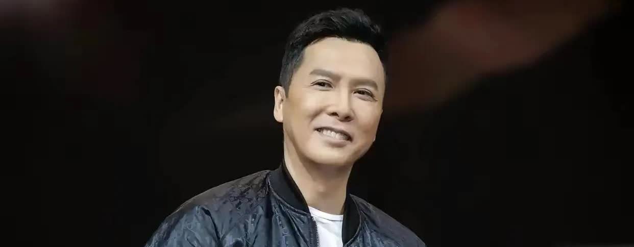 你知道吗？
最近有一位比侯佩岑还要勇敢的人物出现了，他就是我们熟悉的香港动作巨