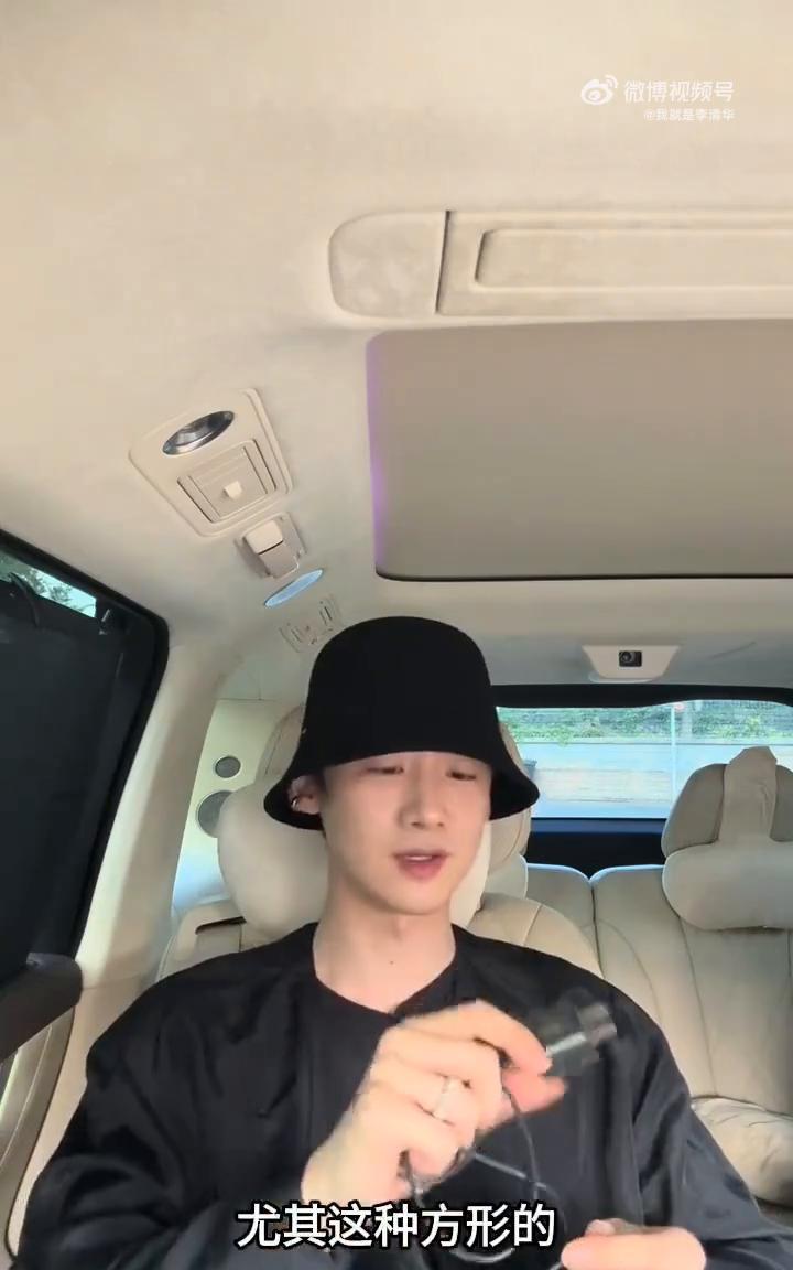 哈喽，今天约了楠哥出门，在楼下等他，正好有时间跟大家分享一下我日常会在包里面随身