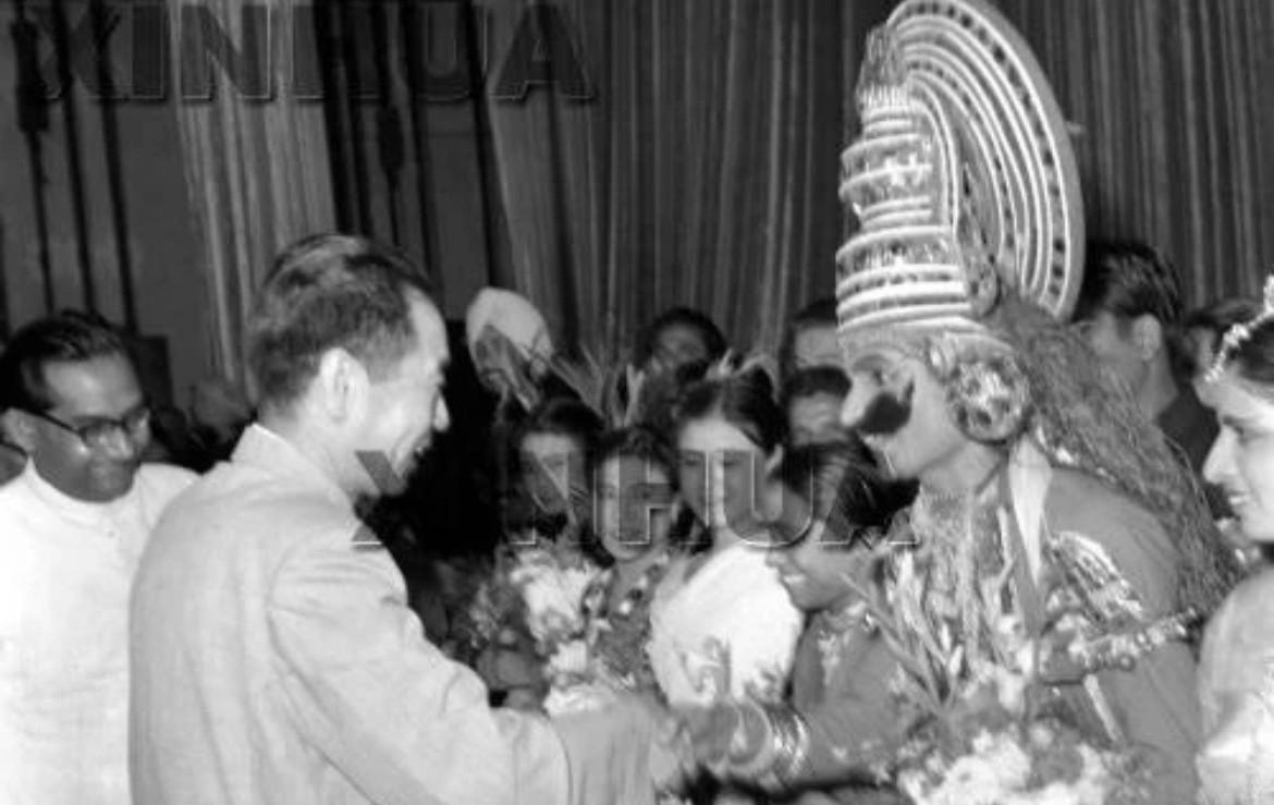 1957年9月4日，周恩来总理、贺龙副总理在观看墨西哥民族现代芭蕾舞蹈团演出后，