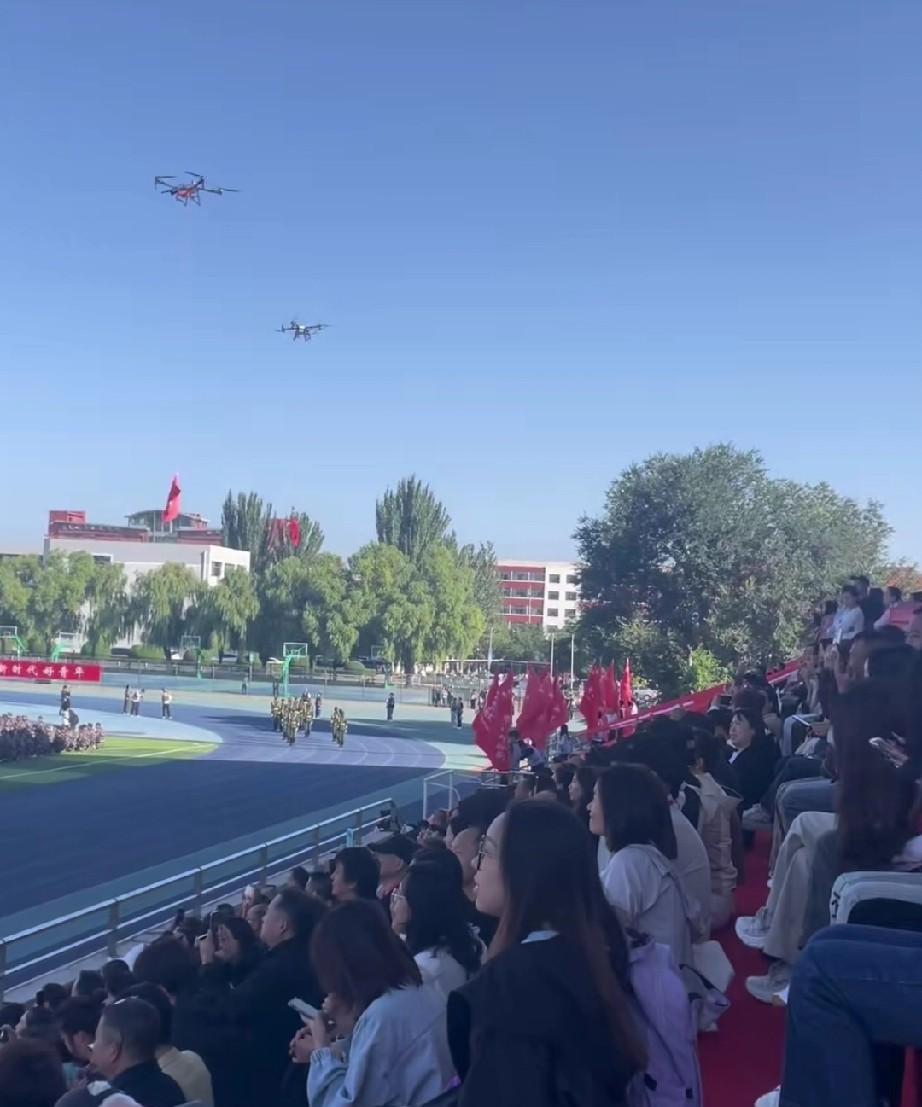 太壮观了！202年大同大学的新生开学典礼！
这仪式感满满的尤如阅兵一样。这是招了