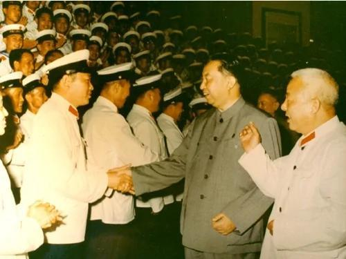 华国锋接班后，想要检阅海军部队，但却差点惹出“大祸”，邓公批评：人不能指挥枪！