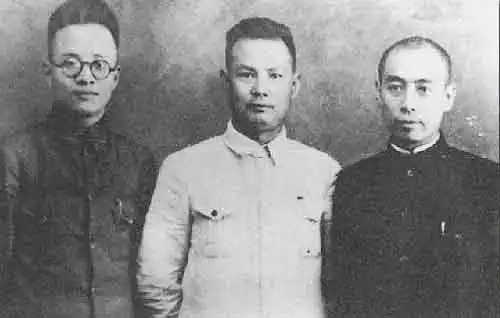 1937年4月25日，西安事变之后，周恩来受到张学良等人的邀请，要前往南京和蒋介