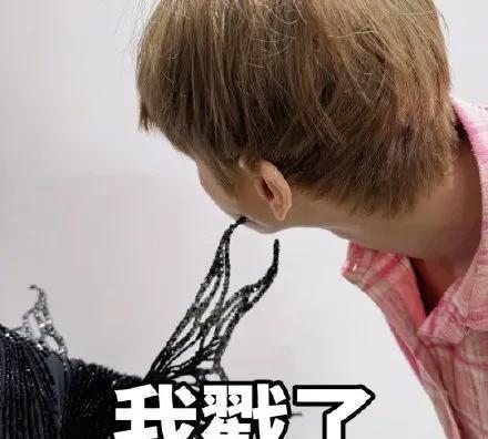 汪苏泷因“带刺的蝴蝶”一事向李荣浩致歉，自嘲式地轻戳面颊，简直萌态十足！哎呀，这