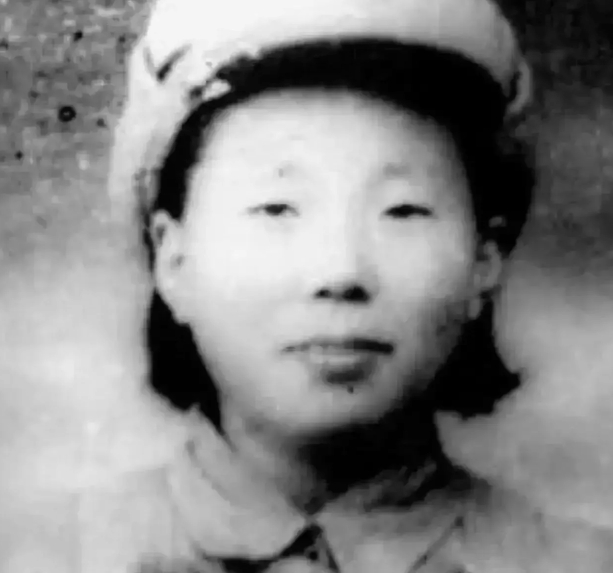 1945年，八路军卫生队长张明被日军抓住，吊起来狠狠折磨。这时，一个老乡走到跟前