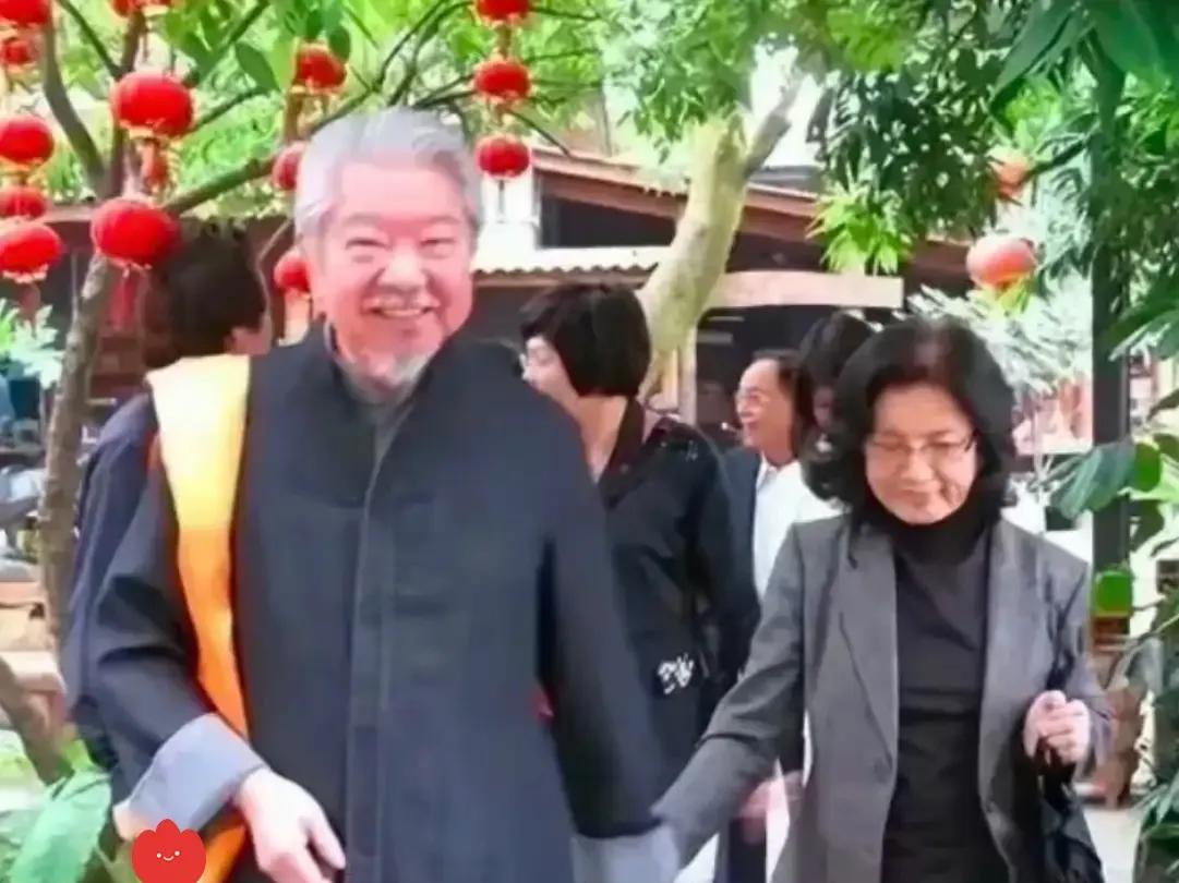 蔡澜这一回可是要捅破天啦！
他那句“穿过最贵的衫30多万，吃过最贵的饭30多万，