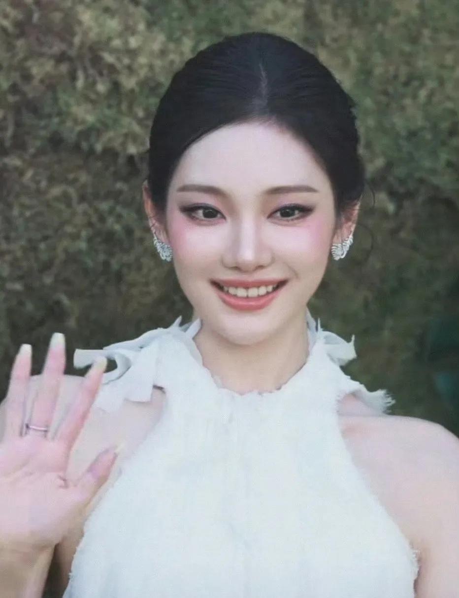 宁艺卓VOGUE红毯首秀：从「韩流主唱」到「内娱新星」，这场归乡亮相藏着多少破圈
