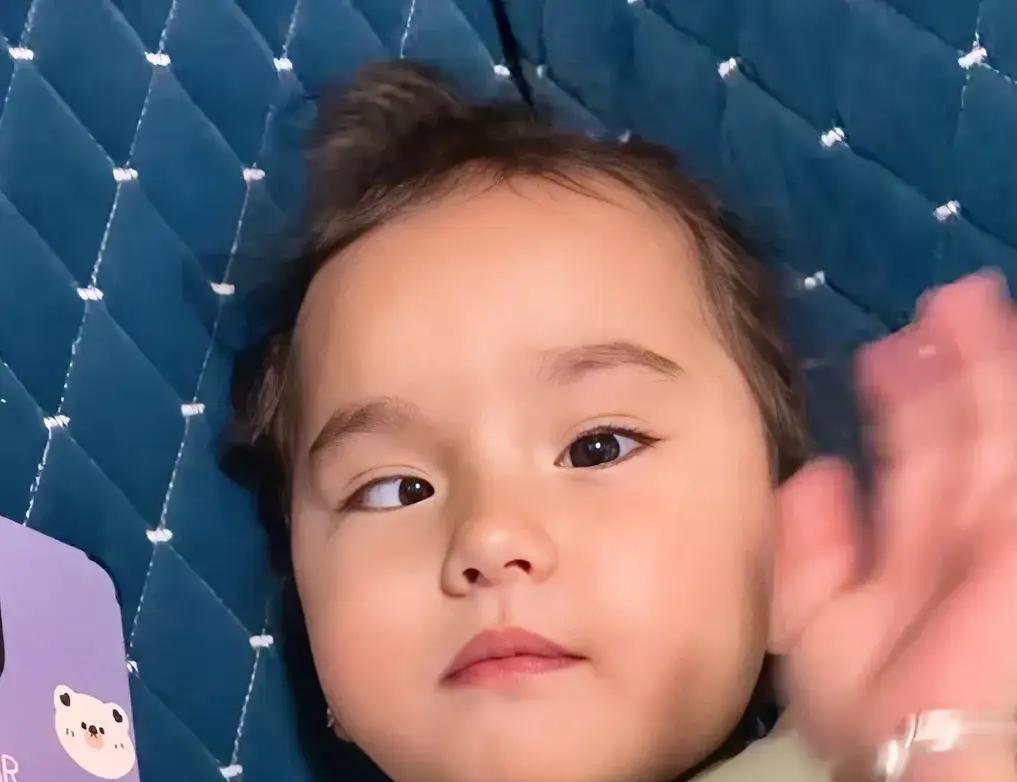 看到小王佳音视频看见了安吉拉，我忍了
看到阿阳将安吉拉丢在河南不管我也忍了
可是