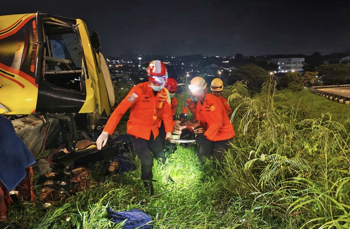 印尼一客车发生车祸，至少16人死亡