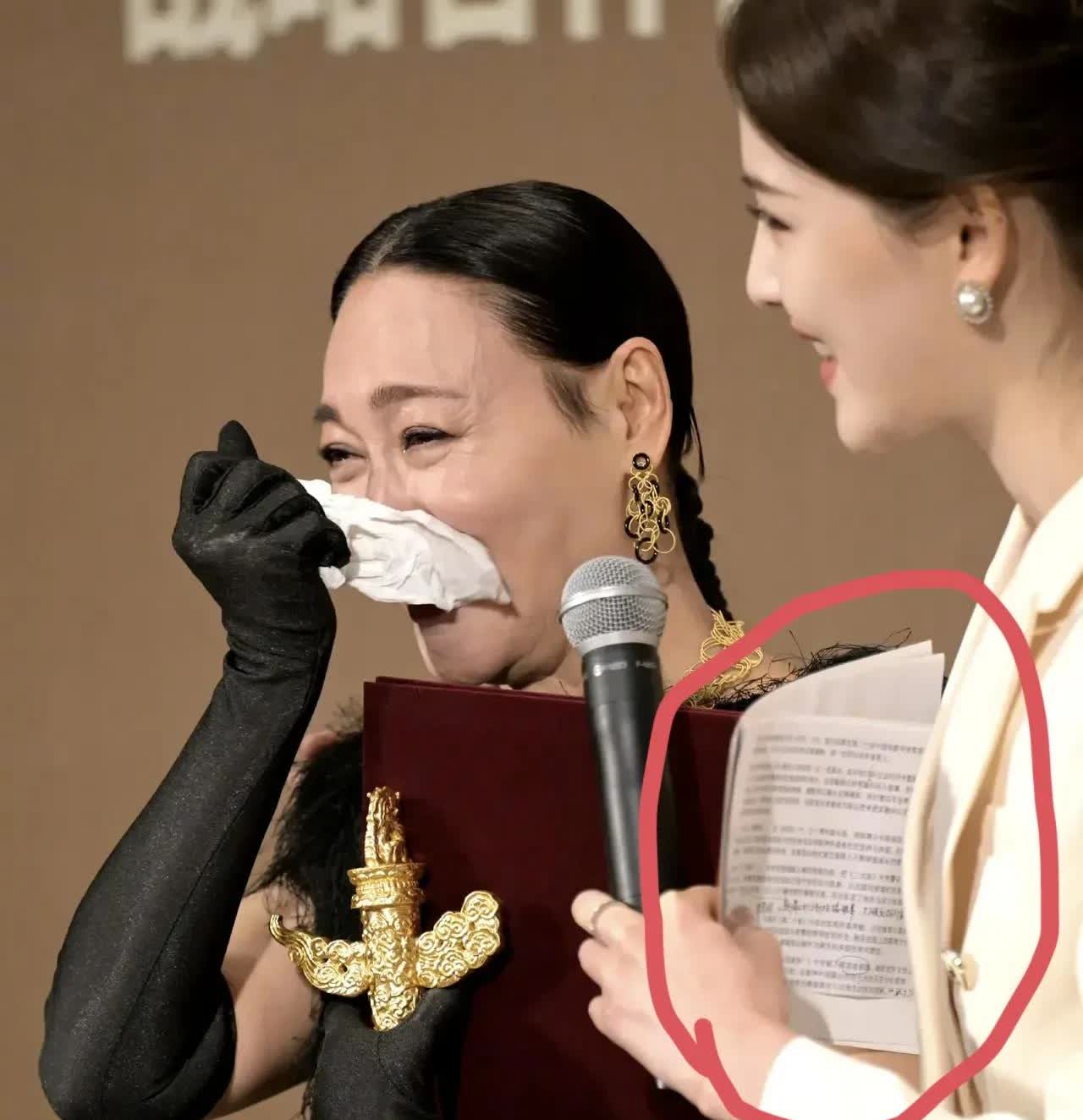 惠英红领奖嚎啕大哭的时候，
不知道大家发现没有，
旁边女主持人的台词卡露出来