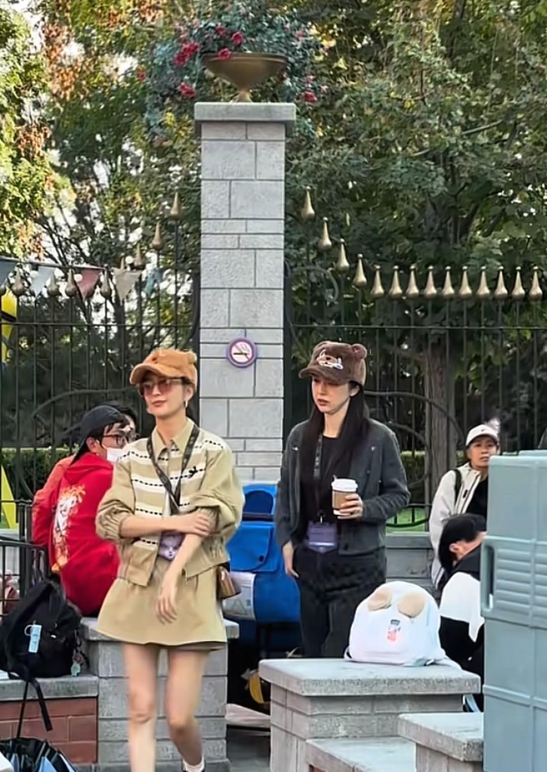 偶遇董璇和佟丽娅，小酒窝和朵朵真是太幸福了，两位妈妈是闺蜜，两个孩子青梅竹马，小