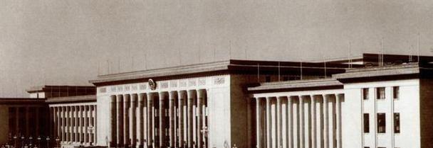 1949年，梁思成找到中央提议：“不如把人民大会堂建在五棵松。”可就在中央考虑之