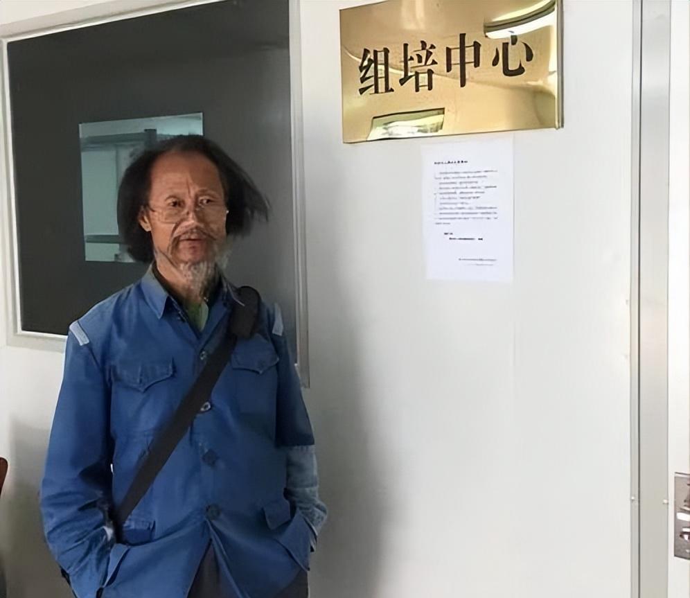 1998年，大学教授何家庆来到深山调研。由于过于饥饿，于是就向村民讨吃的。不料，