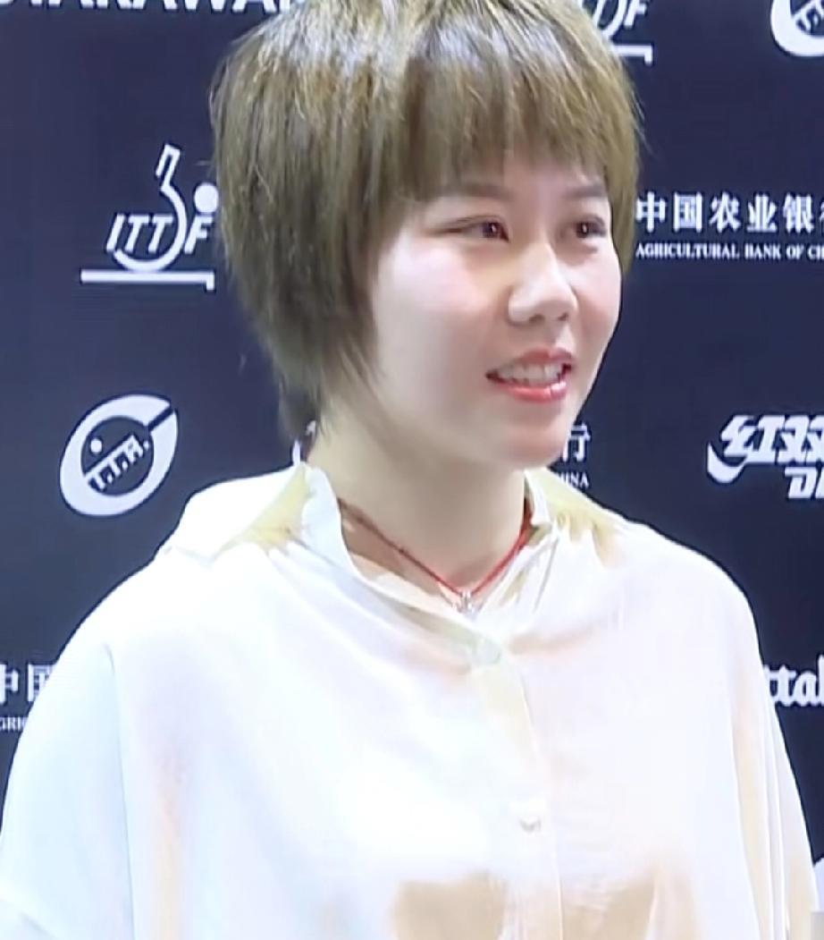 没想到陈幸同竟然还有这么时髦的一面！这是2019年陈幸同与国乒参加晚宴活动时的装