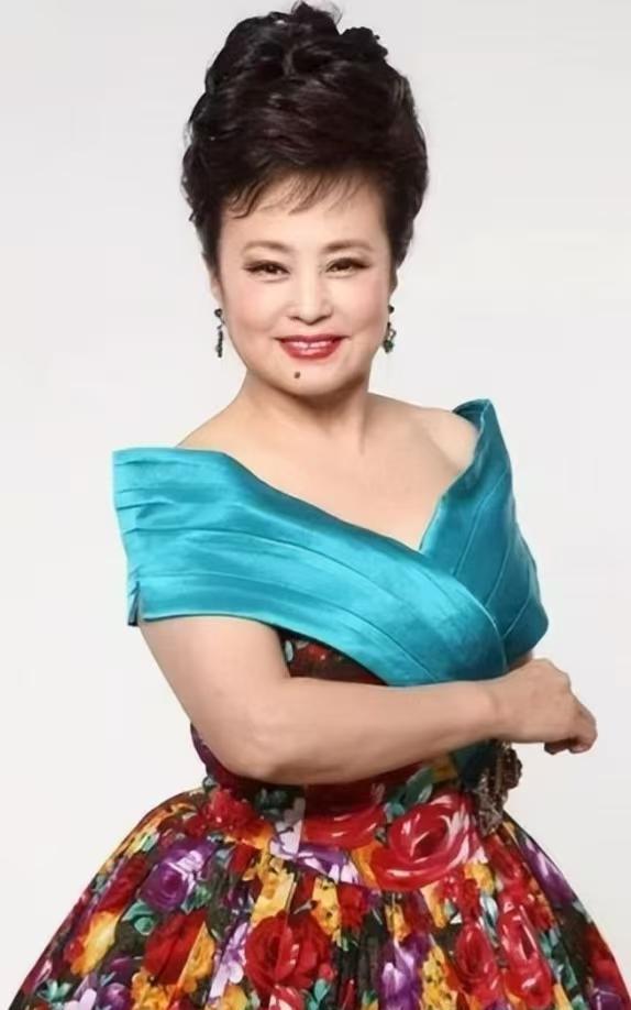 朱明瑛，1950年出生于山东临邑，是我国著名的歌唱家与歌舞表演艺术家，国家一级演