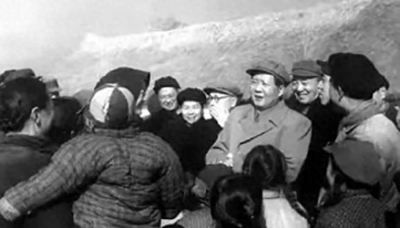 1954年的夏天，北戴河成了中央领导们常去的地方。毛主席那会儿61岁，身子骨还硬