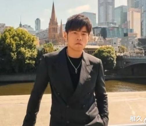 从舞台到岁月：周杰伦与强直性脊柱炎的抗争
