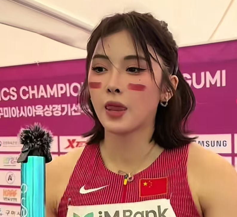吴艳妮，刚在预赛输给了日本选手田中佑美，记者见状赶紧上去问她伤病的情况，她只是简
