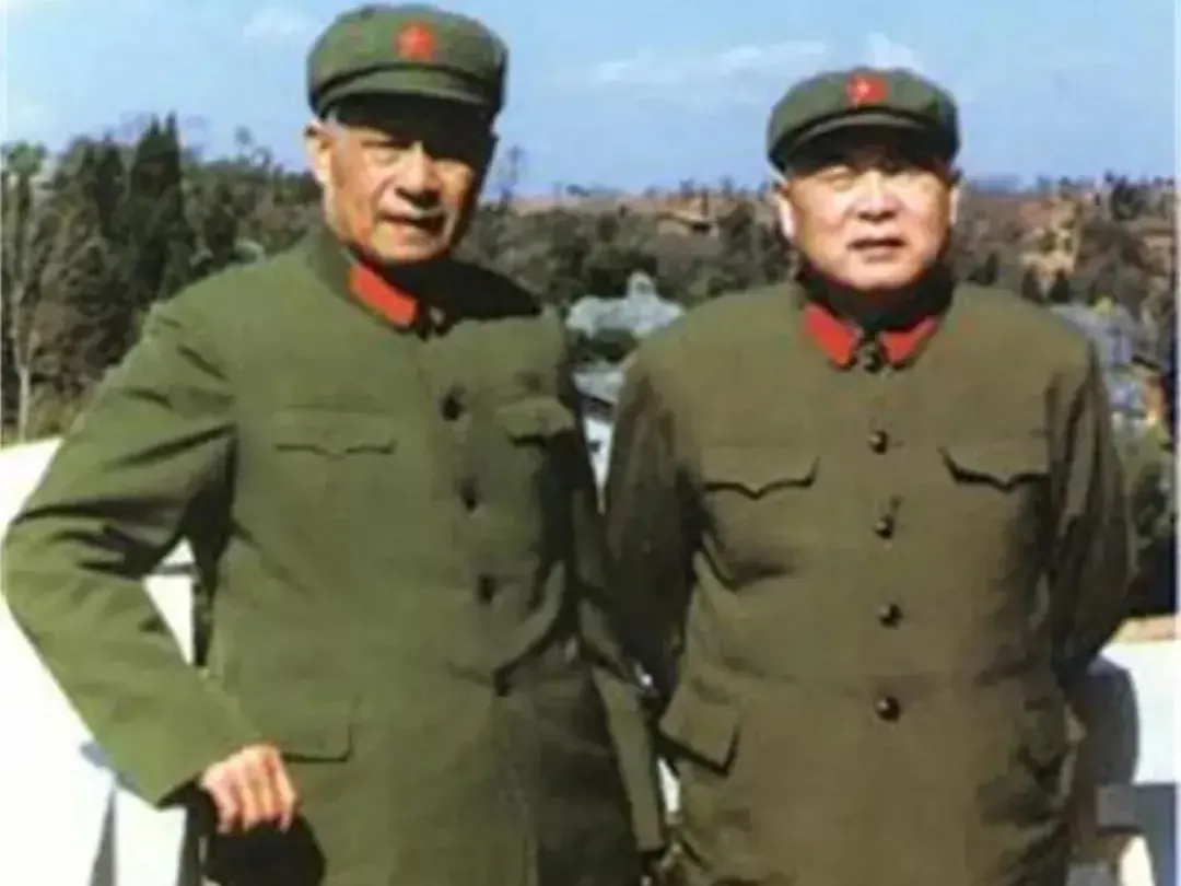 一南一北，
两大军区司令员，
南到昆明，
北至沈阳。

一个家在井冈山
一个出生