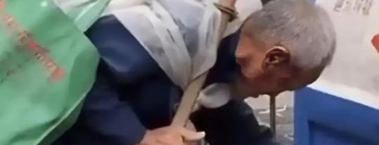 浙江1拾荒老人被工地老板收留6年，老人被家人接走时，工地老板林有威突然拦住准备离