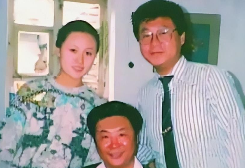 1988年，范伟和一个小护士去相亲，女方一言不发，筷子一下也没动，范伟一看又黄了