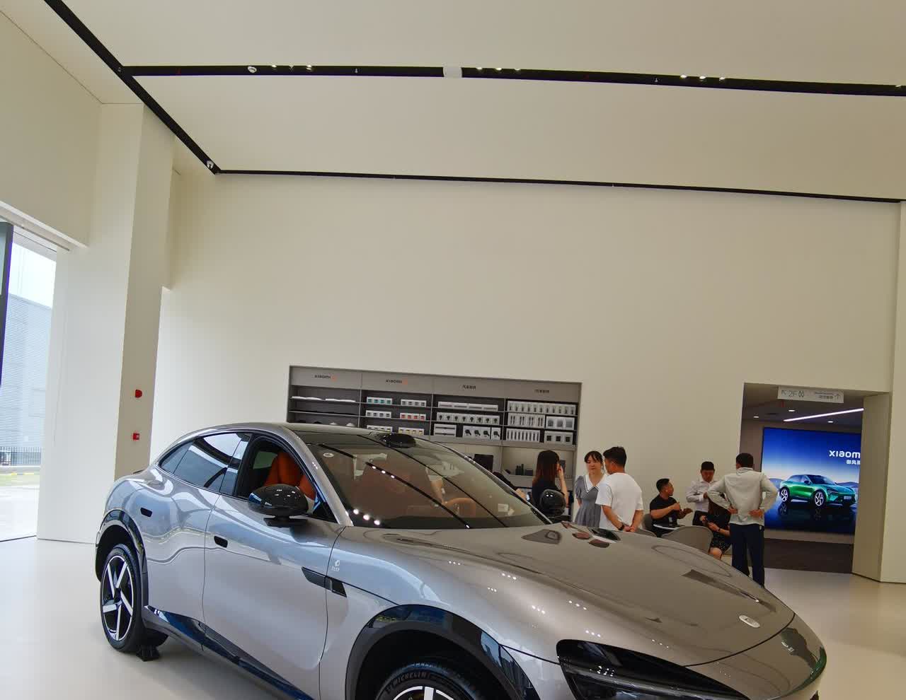 过去一年，小米SU7销量为25.6 万辆，特斯拉Model 3销量约为20 万辆