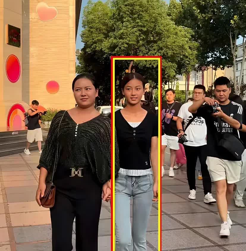 这是于正和华谊都争着想签约的七七，
我觉得这姑娘大概率不会发展的很顺利，
因