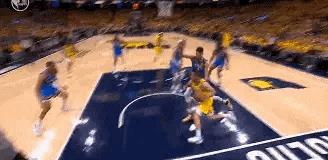 麦康纳，一个不起眼的角色球员，今天却成了NBA总决赛这个大舞台上的主角之一。
一