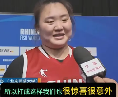 中国女篮逆转日本晋级大运会四强，尽显韧性。落后时姑娘们沉着应对，凭精准投射与严密