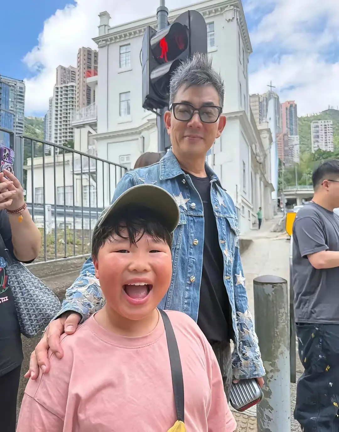 59岁的任贤齐素颜出镜，变化还真大，好多人都不敢认了。曾经他可是颜值超正的精神小