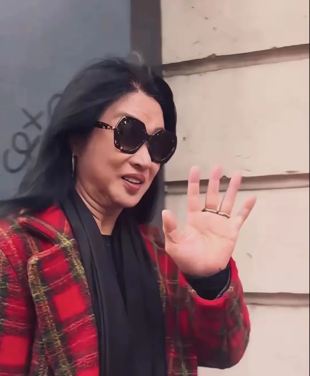 金星即使变了性！即使全身行头都是女装！
也无法掩盖自己举手投足之间身为男人的痕