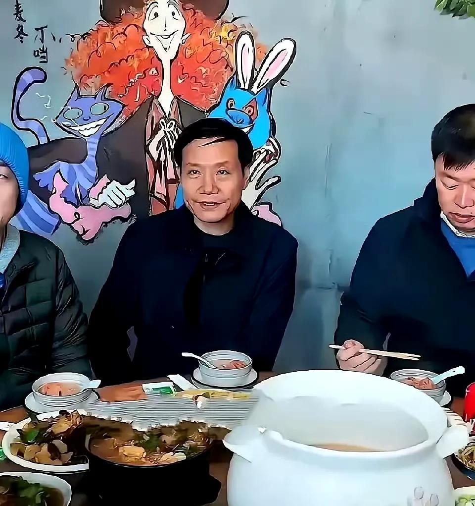 这大概是4000亿身家的雷军最想删掉的一张照片。
这张看着非常有年代感的照片，不