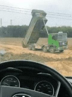 这个时候怎么办？等救援还是直接自己先跑？车顶火花四溅，车底火星直冒[捂脸]