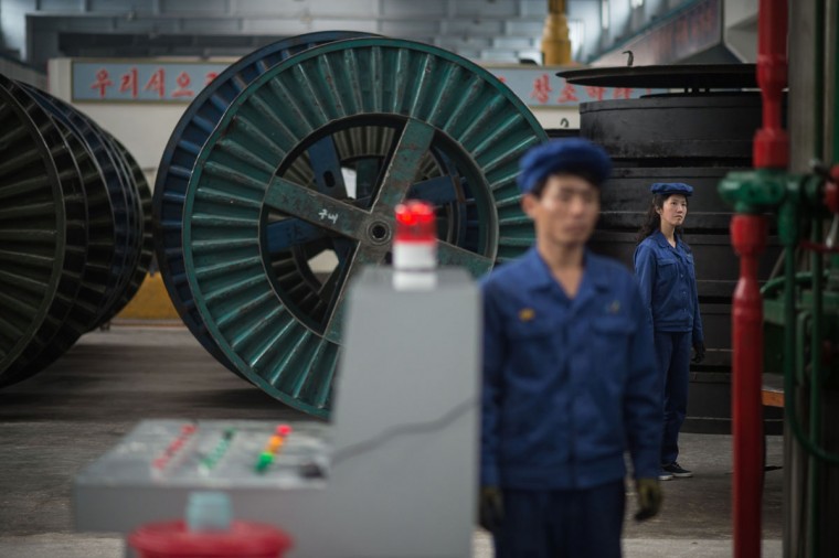 2016年，朝鲜的一家工厂，还可以看到一位漂亮女工。