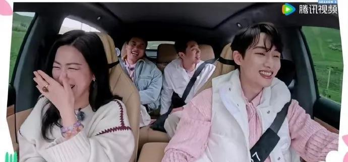 #朱珠性格里的飒爽与细腻# 在《五十公里桃花坞》的镜头里，朱珠像一块被时光细细打