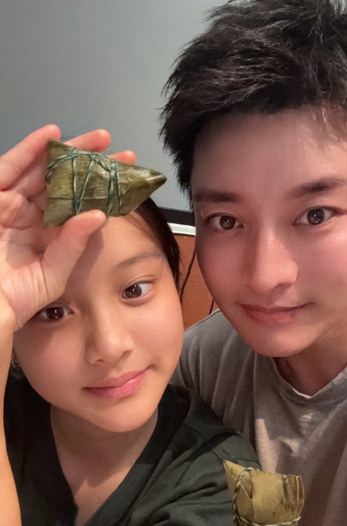 5月31日，贾乃亮 晒出和女儿甜馨的端午节合照，配文： 大家猜猜我和馨儿吃的是甜