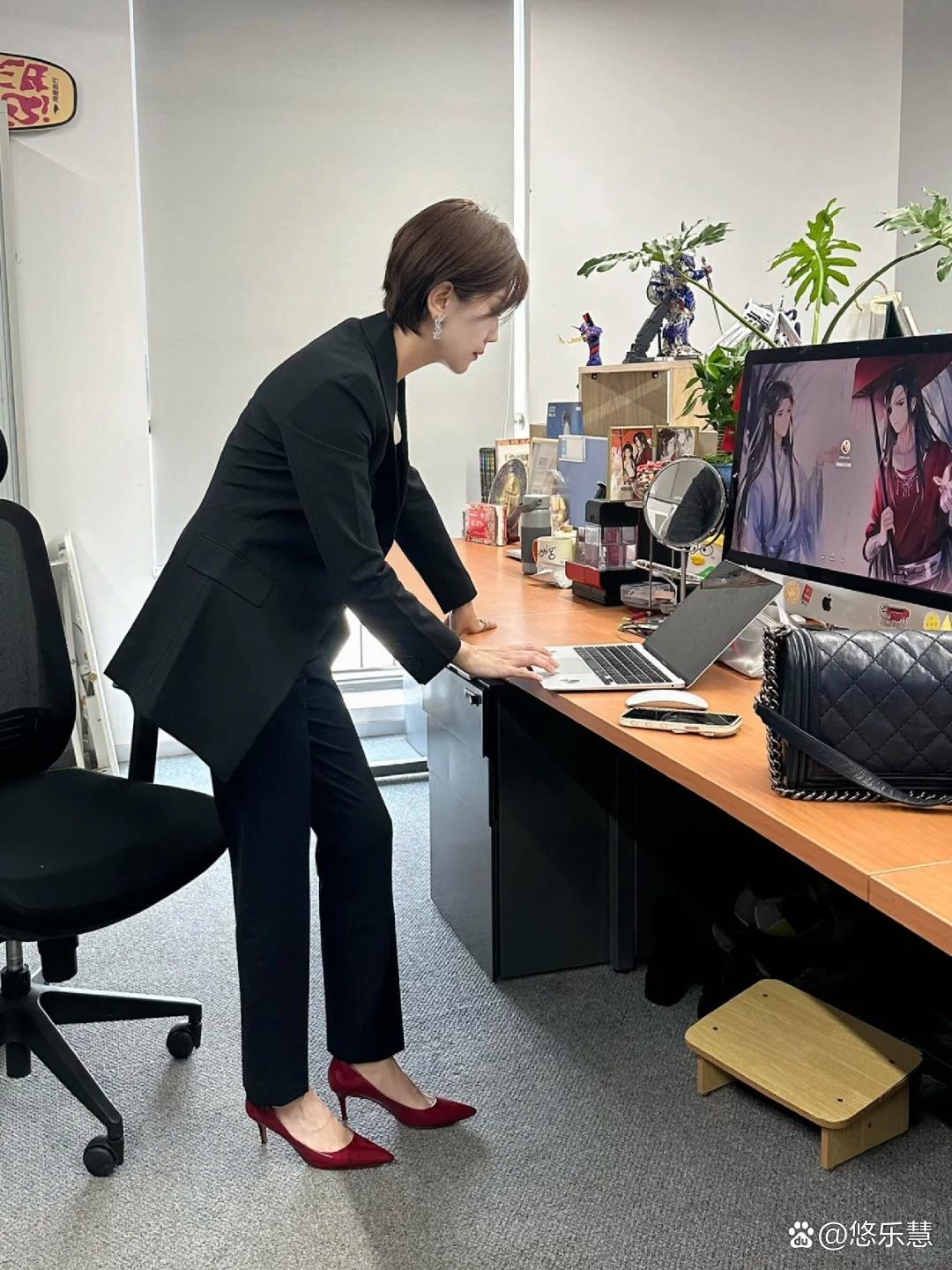 清晨醒来，发现窗外下起了小雨，窝在温暖的被窝里听着淅淅沥沥的雨声，一种惬意与满足