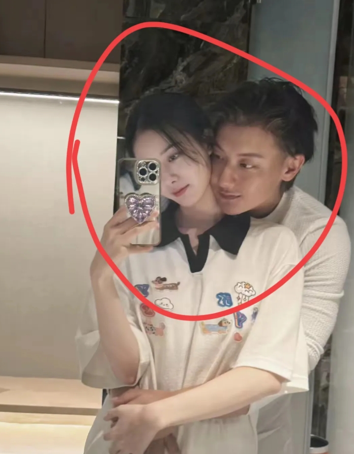 黄子韬最近把生活过成了连续剧。他总穿同一件黑色卫衣上直播，袖口磨得起球也不换，被