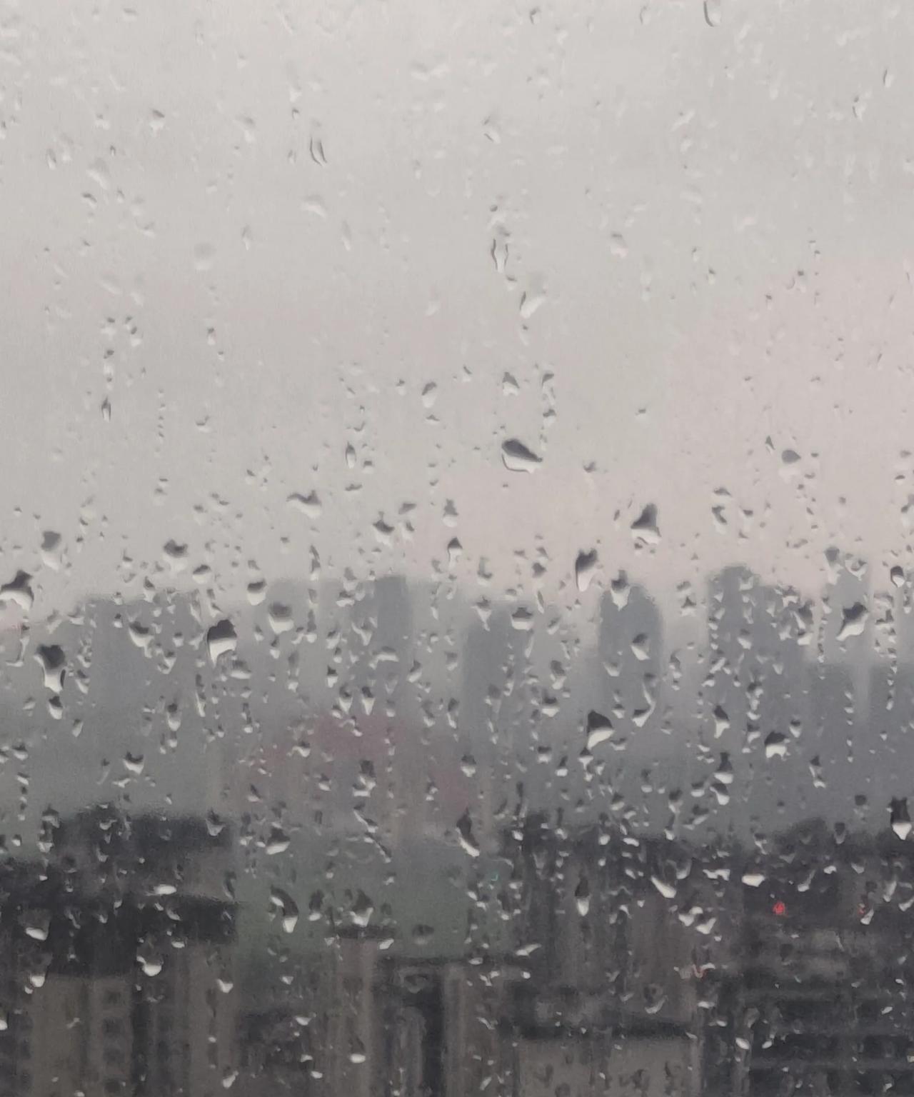我就喜欢一个人静静地坐在阳台上，透过大玻璃窗，看窗外的雨“舞蹈”，听窗外的雨“唱