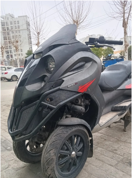 在一大爷那里收了一台倒三轮踏板摩托车，也不知道是什么牌子，估计是杂牌，大家有认识