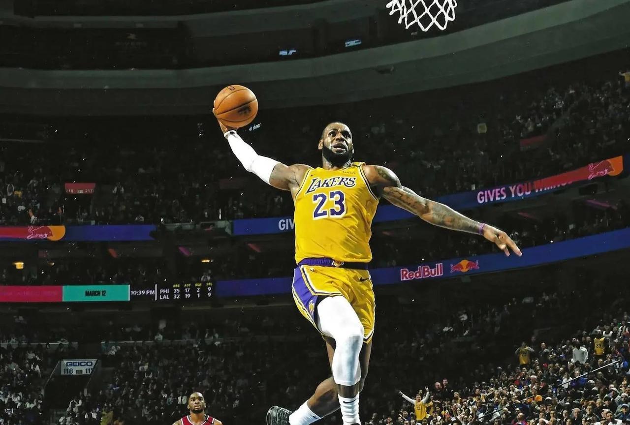 詹姆斯湖人生涯倒计时？独行侠、尼克斯成潜在下家，球迷炸锅了！
NBA的休赛期从来