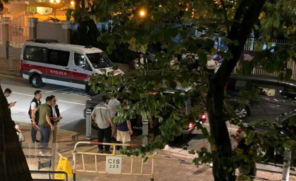 香港突发数宗劫掠及盗窃案震动全港！刀匪挟持女职员抢走37万，警方出动飞虎队支持！