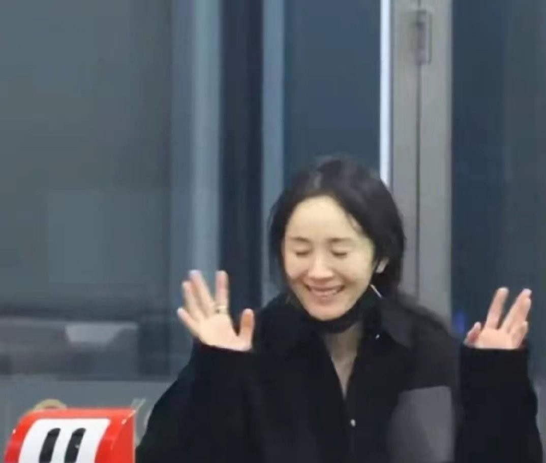 机场偶遇素颜的杨幂，发顶稀疏瘪嘴凹脸，治好了我们的容貌焦虑_