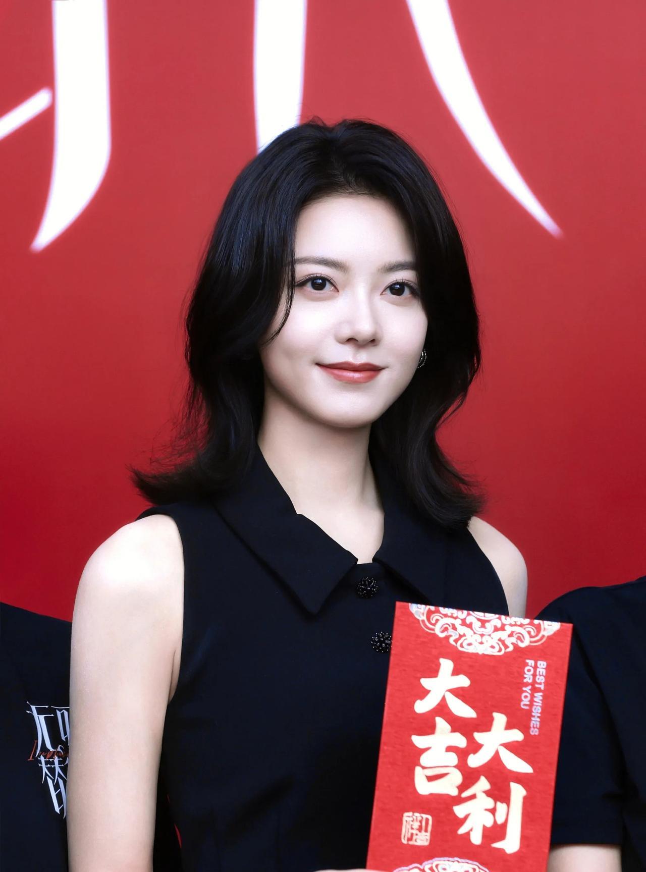 赵今麦路透美成这样了
赵今麦《无可替代》路透美成这样了，怼脸拍的美貌如此权威！完