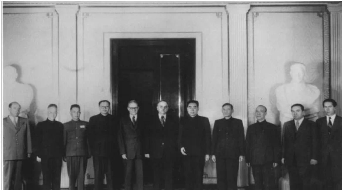 【周恩来总理的老照片】1952年8月24日，中共代表团莫斯科拜谒列宁陵墓并敬献花