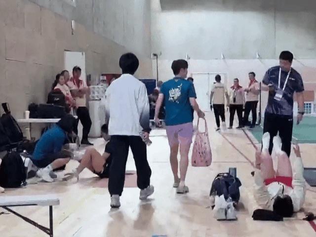 8月30日世锦赛陈雨菲比赛结束右脚腕缠着绷带，准备回去休息备战今晚上比赛。昨晚陈