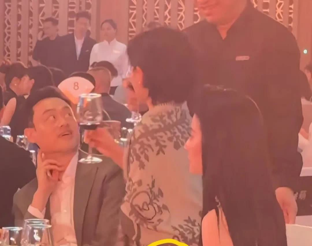白玉兰奖提名晚宴，万茜和刘亦菲坐一桌。期间有人到旁边向万茜敬酒，刘亦菲则从袋子里